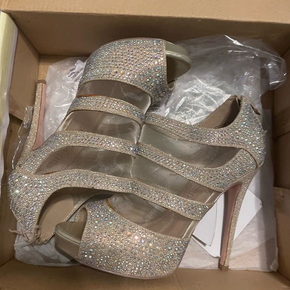 Cathy Jean heels - Picture 1 of 3